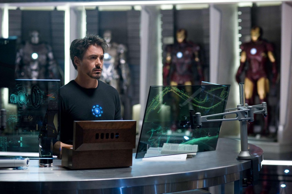 Tony Stark - o Homem de Ferro - em seu laboratório