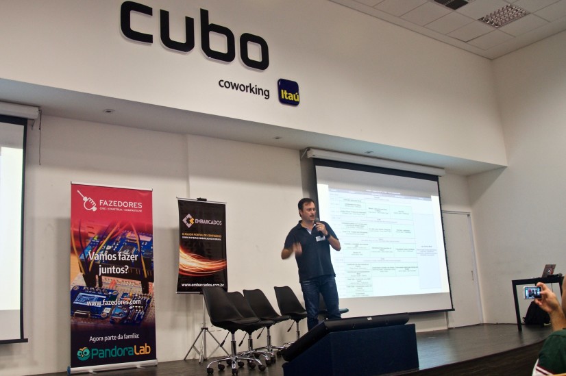 Manoel Lemos, fundador do Fazedores, abrindo o Arduino Day 2016