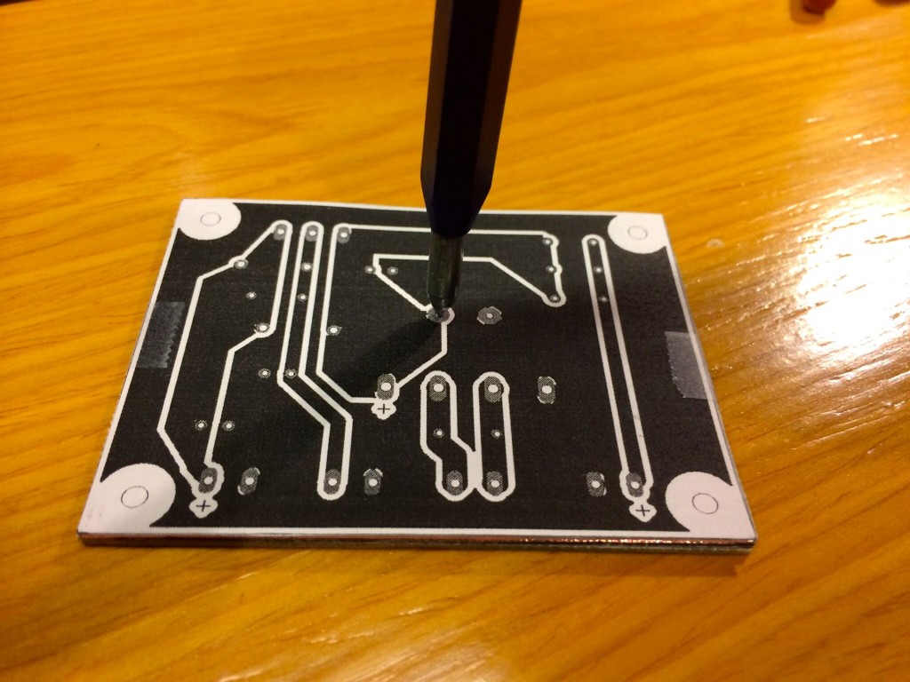 Marcando as vias para desenho do diagrama de uma placa de circuito impresso
