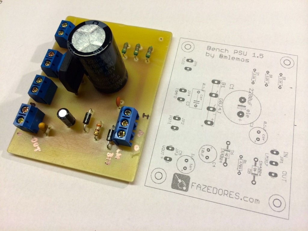 Placa de circuito impresso ao lado do desenho dos componentes