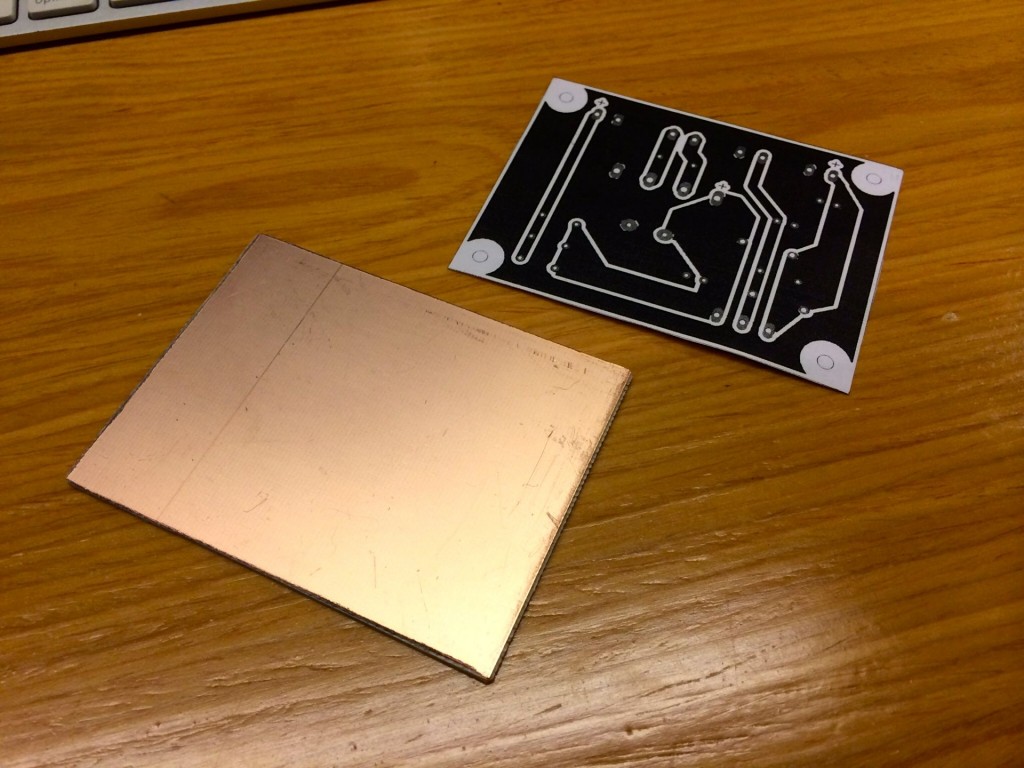 Placa de circuito impresso virgem com o diagrama da placa a ser montada