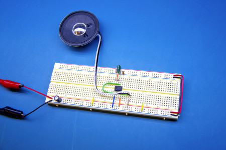 Circuito com CI 555 no modo estável com auto-falante