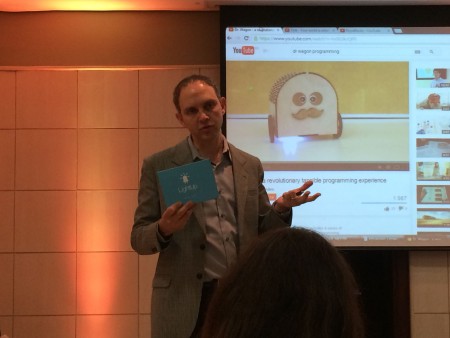 Prof. Paulo Blikstein apresentando projetos de seus alunos