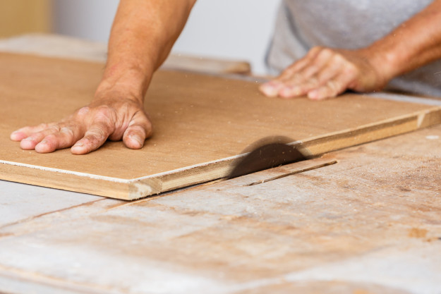 carpenter use saw cut wood for make new furniture madeira na serra circular