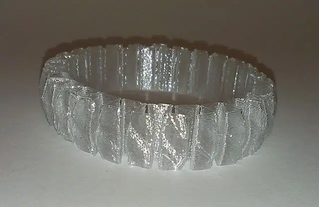 Peça de policarbonato impressa em impressora 3D